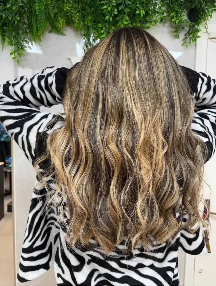 Balayage de rubios luminosos con ondas, trabajo de Inés Alfonso