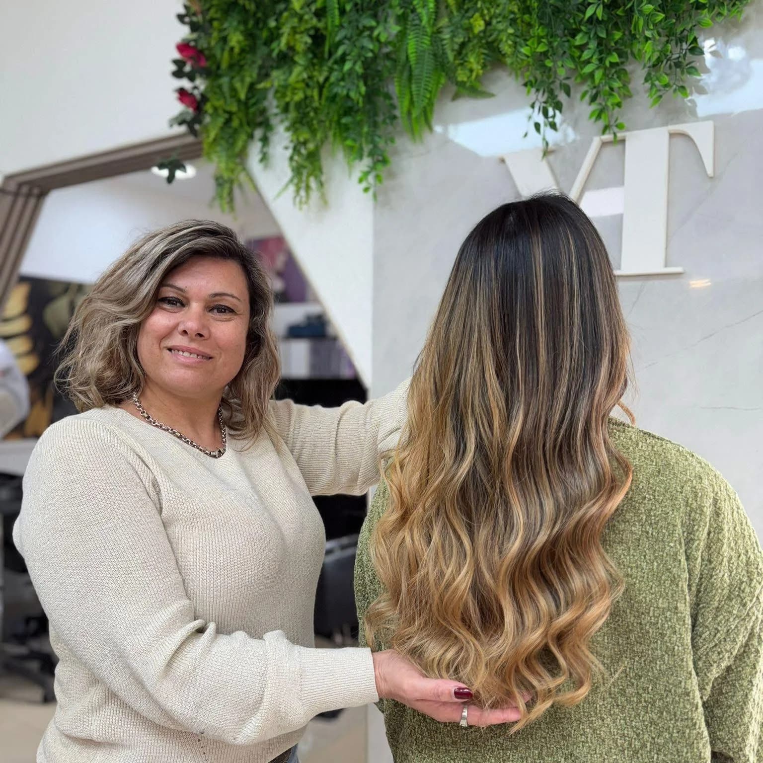 Inés Alfonso mostrando el resultado de un balayage de precisión